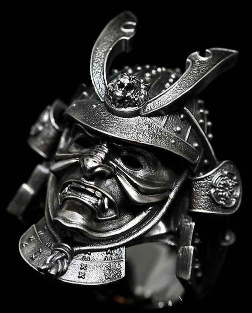 Vista frontale dell’anello Bushidō, design dettagliato del Kabuto