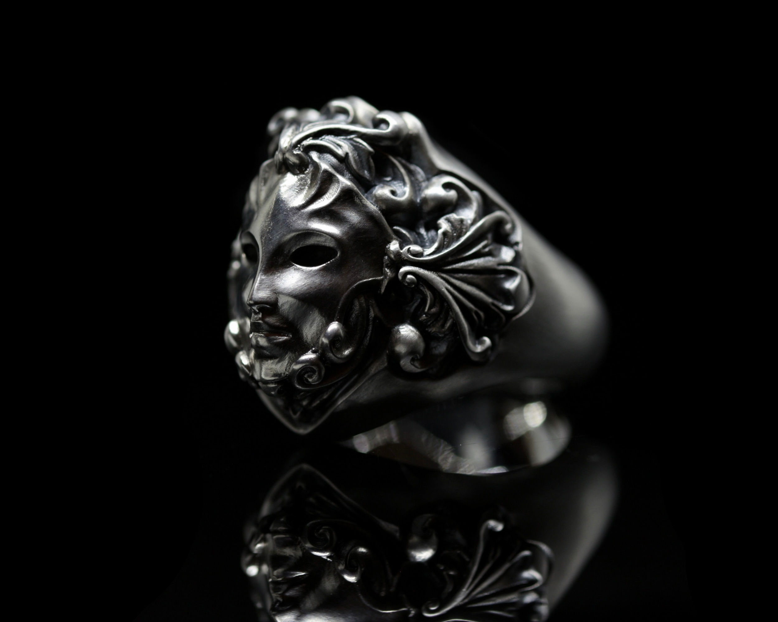 Anello in stile barocco con maschera veneziana / Baroque-style ring with Venetian mask