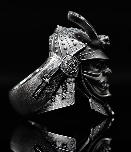 Vista laterale dell’anello Bushidō con motivi samurai incisi