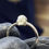 Thumbnail: Anello teschio oro con diamanti bianchi / Gold skull ring with white diamonds