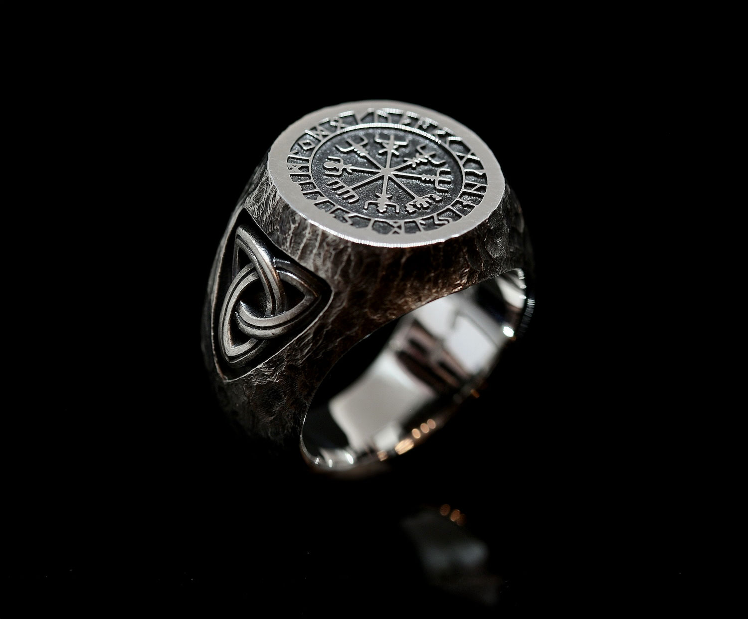 Anello in argento con bussola runica Vegvísir / Silver ring with Vegvísir runic compass