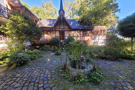 Haus Neuglück Hof.jpg