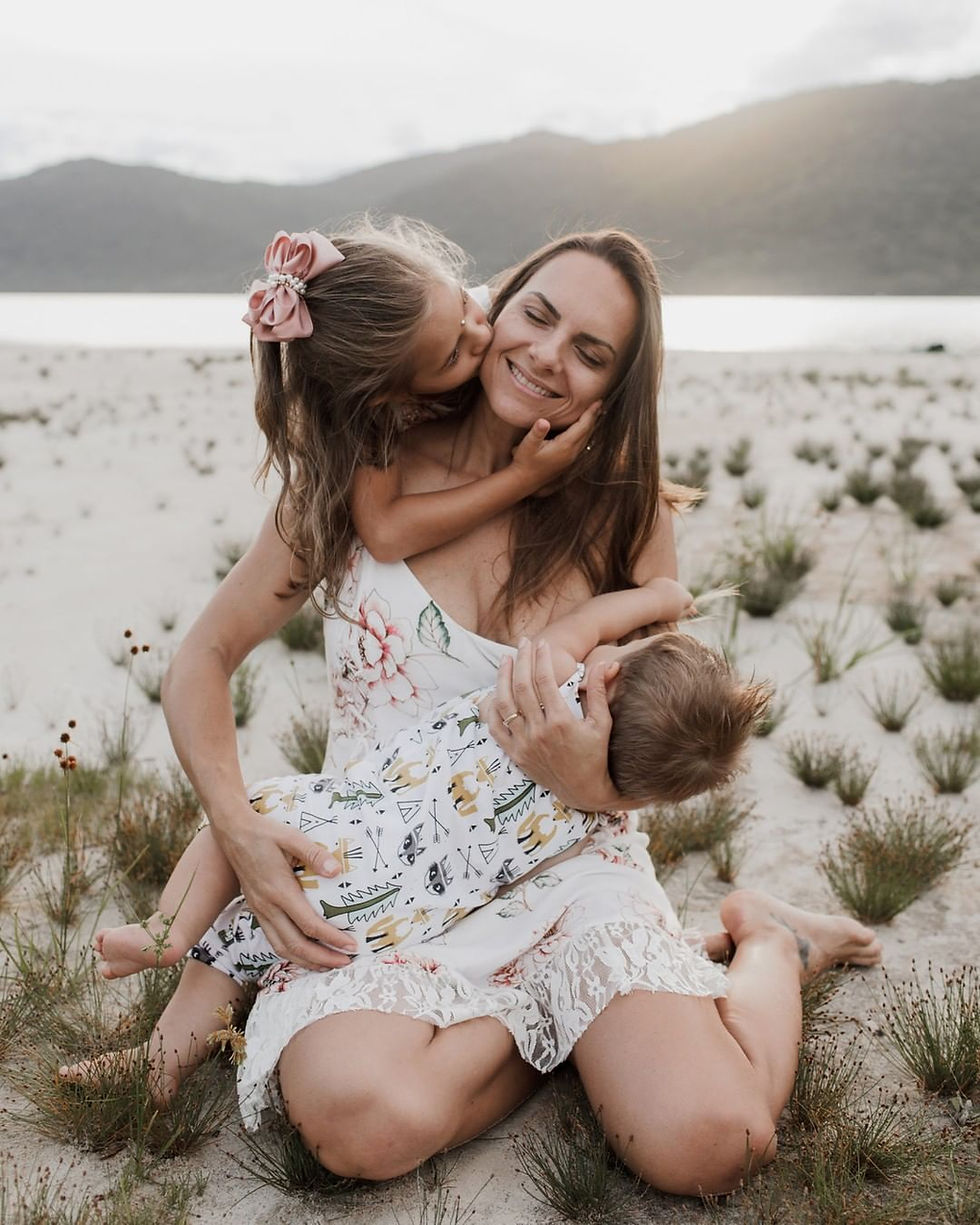 Ensaio de acompanhamento do bebê - Praia - Externo - Fotógrafa lifestyle de família - Registro Gestante, Parto e Bebê em São Paulo, Florianópolis, Campinas, Ribeirão Preto, Rio de Janeiro e Brasília.