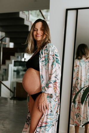 Ensaio gestante lifestyle minimalista em casa.