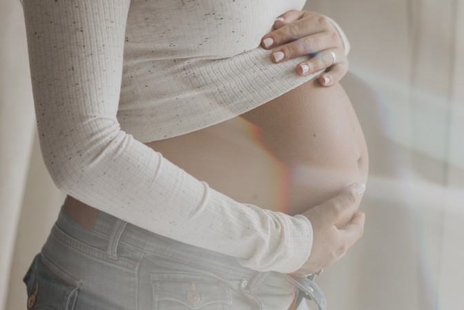 Ensaio gestante lifestyle em estúdio de luz natural