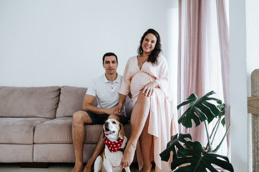 Ensaio gestante lifestyle no estúdio de luz natural