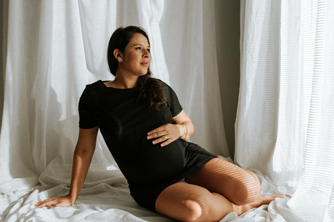 Ensaio gestante lifestyle no estúdio de luz natural