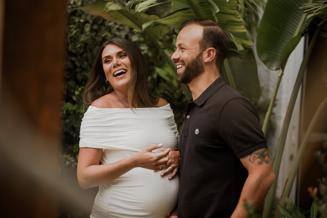 Ensaio gestante lifestyle em estúdio de luz natural