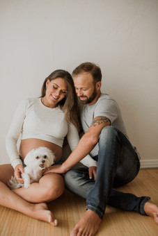 Ensaio gestante lifestyle em estúdio de luz natural