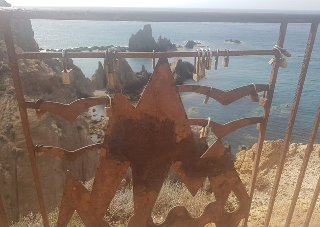 Situado en una de las zonas más emblemáticas del Parque Natural Cabo de Gata-Níjar, el Arrecife de las Sirenas se ha convertido en todo un símbolo de la riqueza natural de la provincia de Almería por su increíble paisaje. Está situado en el punto geográfico exacto del Cabo de Gata, por tanto es la parte más oriental del sur de España.