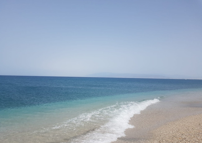 Poblados, playas , marismas y calas colindantes hasta llegar al Cabo de Gata, es " la esquina del mapa ' de España . Y se asoma al Levante Español .