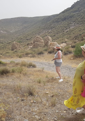 Los granates o “granate almandino”, se localizan por todo el “cono” volcánico. Esta piedra preciosa se caracteriza por su dureza, solo tres puntos por debajo del diamante y llegaron a la superficie arrastrados por la lava volcánica. Una vez el suelo y las rocas volcánicas se han ido erosionando por las lluvias torrenciales de la zona, han ido apareciendo en la superficie los granates distinguiéndose a simple vista .