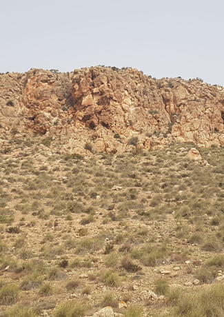 el Hoyazo de Níjar, también conocido como Volcán de la Granatilla, se trata de un cráter erosionado de un antiguo volcán submarino (toda esta zona estaba cubierta por el mar) y cuando el volcán se extinguió se formó en su perímetro un arrecife de coral.