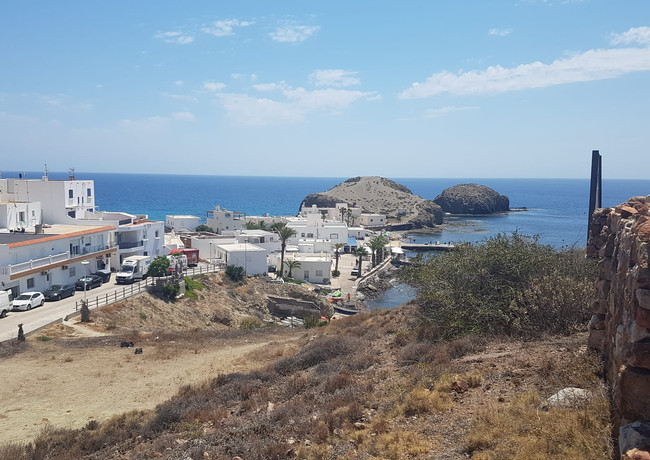 Una pequeña aldea de pescadores, bien situada dentro del Parque Natural de Cabo de Gata-Níjar.
Con huertas nacidas alrededor de los pozos y tierras de pastoreo típicas de esta joya del litoral andaluz, donde podremos aún encontrar construcciones características, de los Campos de Níjar, como preciosos aljibes y viejos cortijos restaurados.