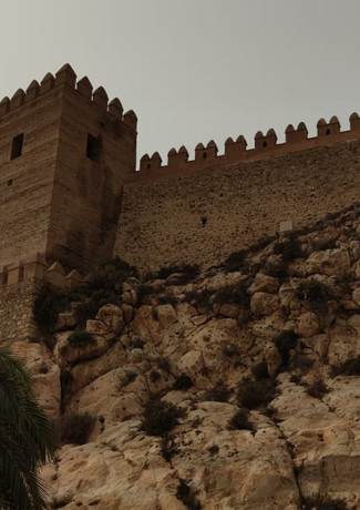 muralla de Jayrán. Este complejo defensivo recibe su nombre de Jayrán, primer rey de la Taifa de Almería, una de las múltiples en las que se dividió España en la segunda fase de presencia musulmana en la península ibérica. Fue levantada en el siglo XI y actualmente configura los únicos restos de lo que fue la muralla que rodeó durante décadas la ciudad de Almería. Está formado por siete torreones, tres musulmanes y cuatro cristianos, estos últimos construidos por los templarios de Alfonso VII después de la reconquista cristiana de la ciudad.