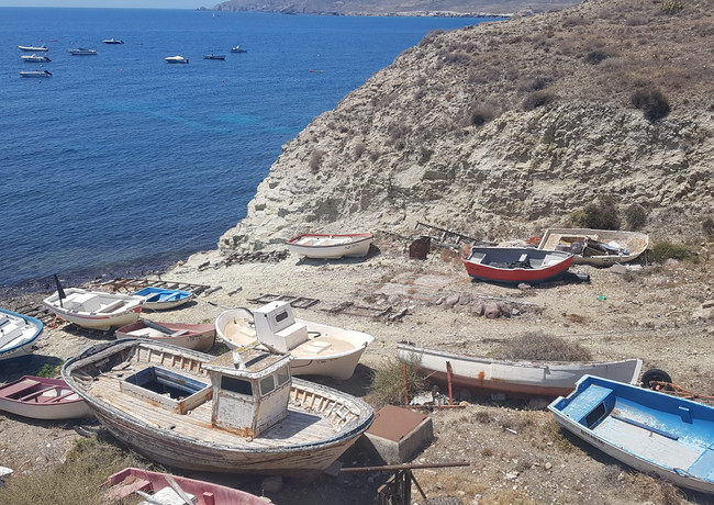 Una pequeña aldea de pescadores, bien situada dentro del Parque Natural de Cabo de Gata-Níjar.
Con huertas nacidas alrededor de los pozos y tierras de pastoreo típicas de esta joya del litoral andaluz, donde podremos aún encontrar construcciones características, de los Campos de Níjar, como preciosos aljibes y viejos cortijos restaurados.