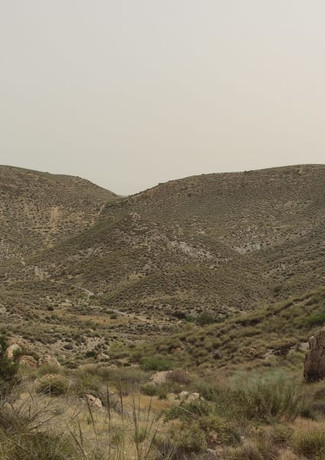el Hoyazo de Níjar, también conocido como Volcán de la Granatilla, se trata de un cráter erosionado de un antiguo volcán submarino (toda esta zona estaba cubierta por el mar) y cuando el volcán se extinguió se formó en su perímetro un arrecife de coral.
