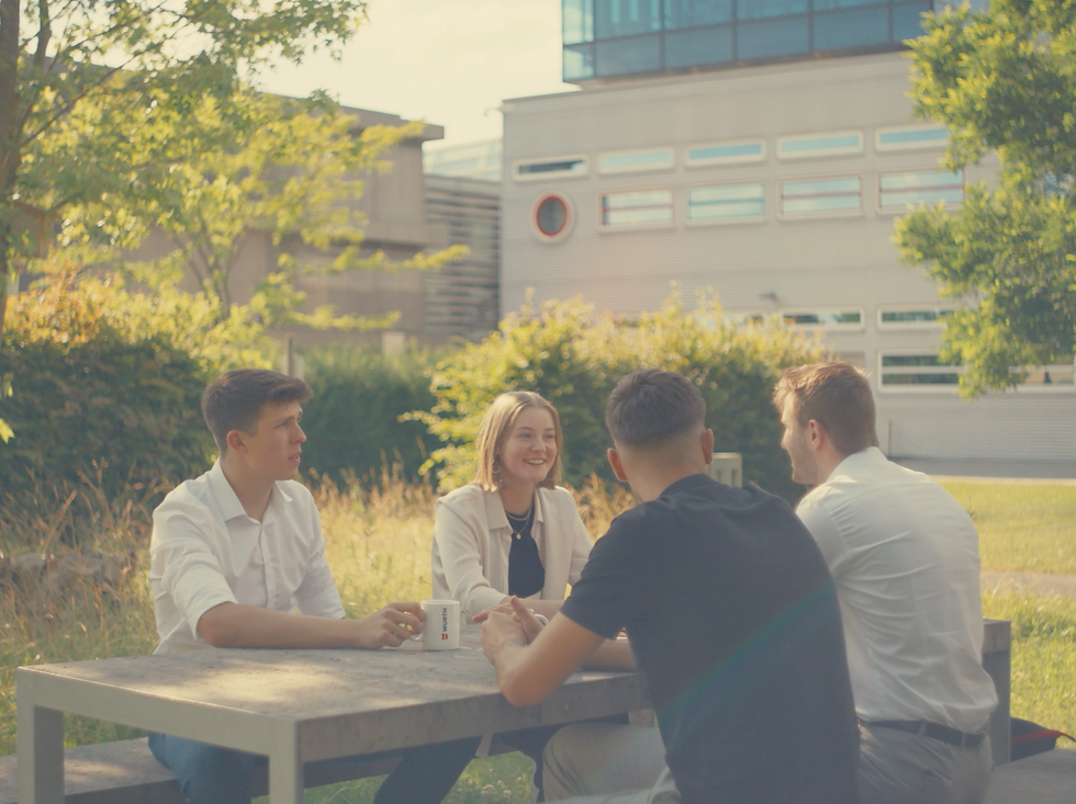 Studenten im Gespräch – Szene aus dem Recruitingfilm für Würth