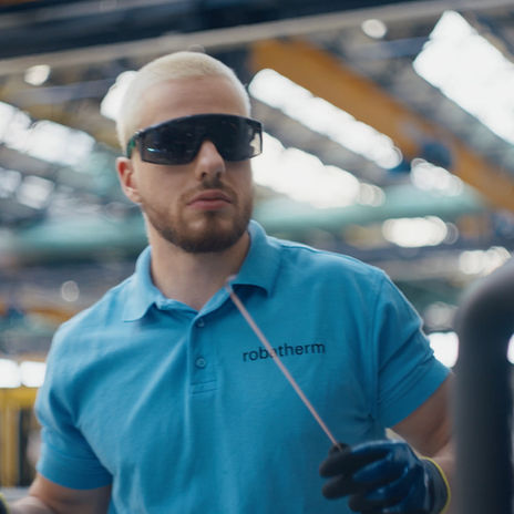 Mitarbeiter von Robatherm bei der Arbeit. Szene aus einer Employer-Branding- und Recruitingkampagne von dietrichfilm.