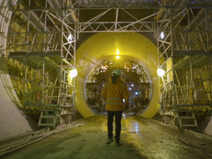 Ingenieur im Tunnel vor einer Baustellensituation im modernen Tunnelbau – Imagefilm für den Hauptverband der Deutschen Bauindustrie