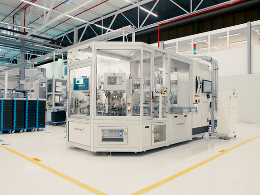 Moderne Produktionsanlage bei ElringKlinger AG in heller Industriehalle – aufgenommen mit Kunstlicht und 8K-Kamera, optimal ausgeleuchtet für Industriefilmproduktion.
