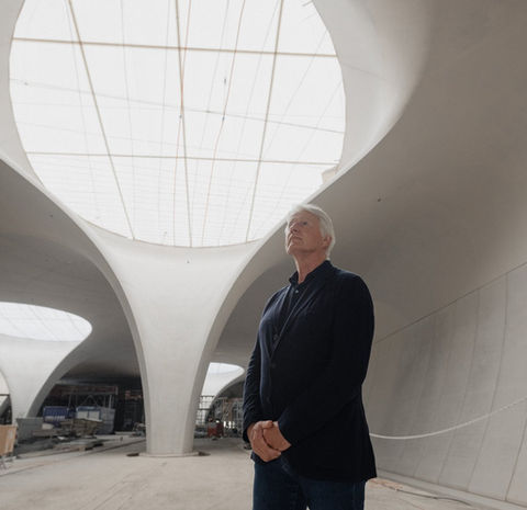 Christoph Ingenhoven vor einer Kelchstütze im neuen Stuttgarter Hauptbahnhof. Filmproduktion für den Bahnprojekt Stuttgart–Ulm e.V.