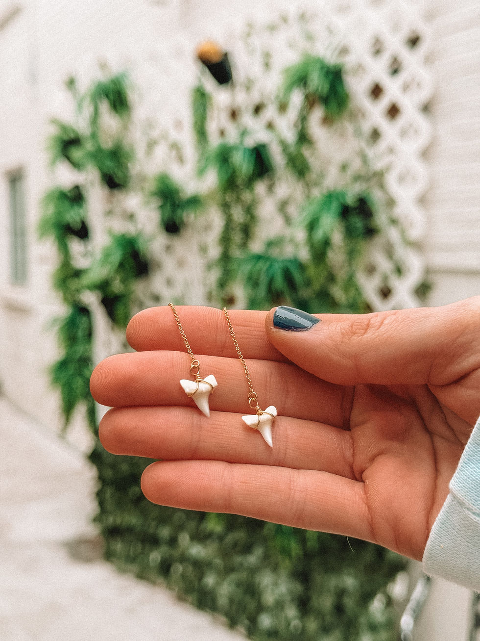 Thumbnail: Shark Tooth Threaders