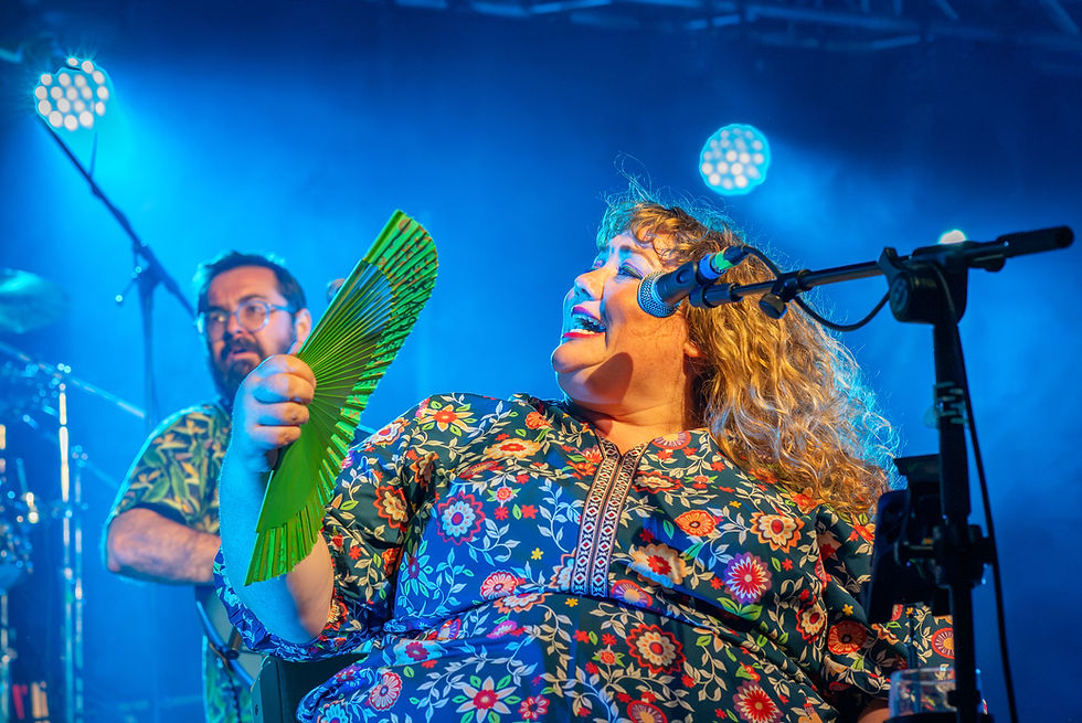 Rioghnach Connolly & Honeyfeet on the Lake Stage