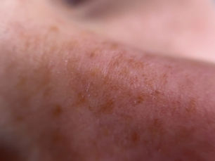 Maquillage pour mettre en valeur les taches de rousseur sans les masquer