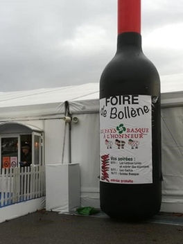 Une bouteille de vin géante devant l'entrée de la Foire de Bollène. STORM SONO