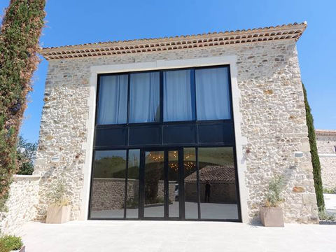 Façade en pierre avec grandes fenêtres noires, bâtiment extérieur, STORM SONO.