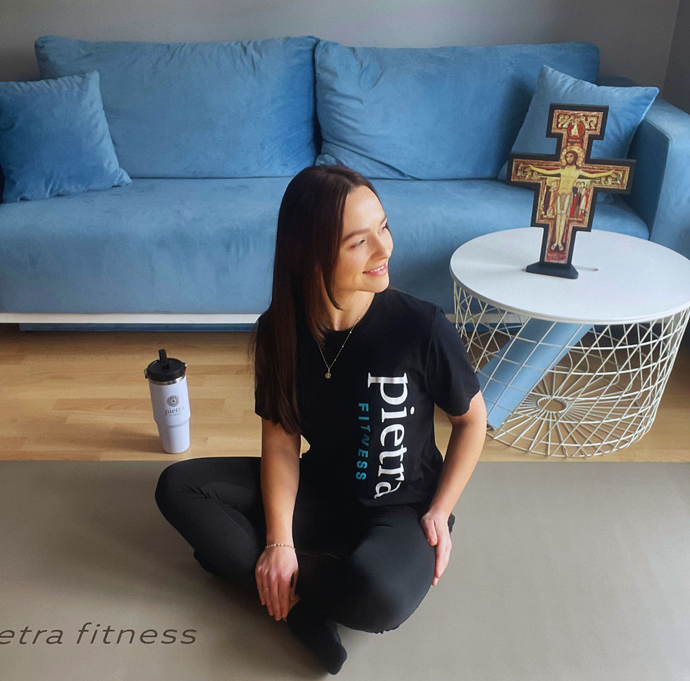 Instruktorka Pietra Fitness siedząca na macie