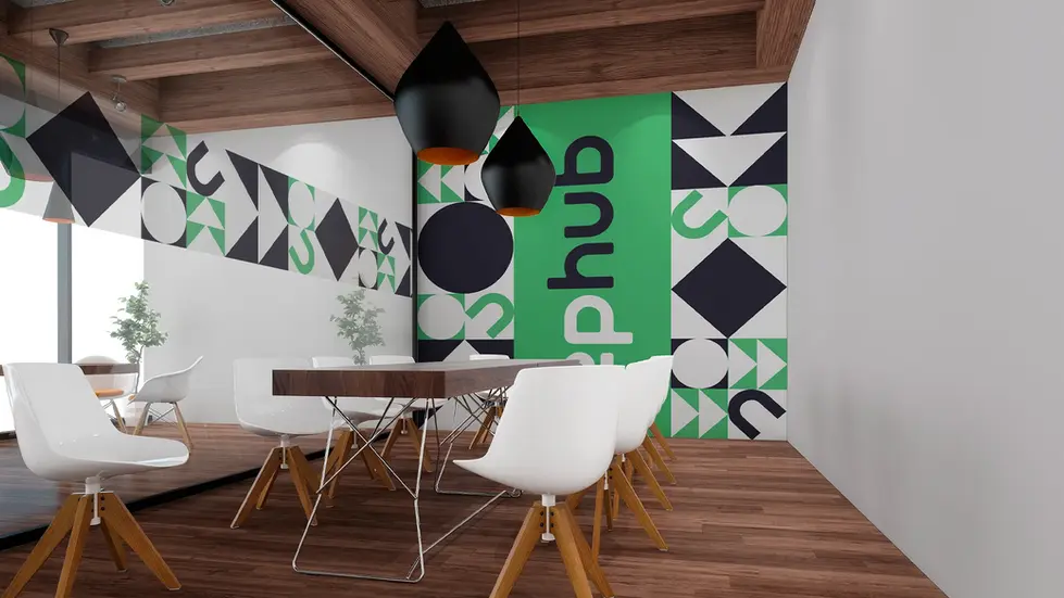 Imagem mostra a identidade visual aplicada nas paredes de uma sala de reuniões