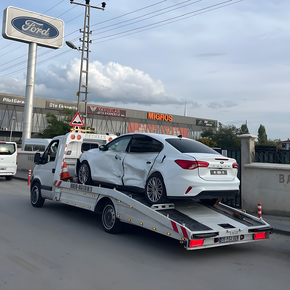 Dedeler Oto Kurtarma çekicisiyle taşınan hasarlı beyaz araç.