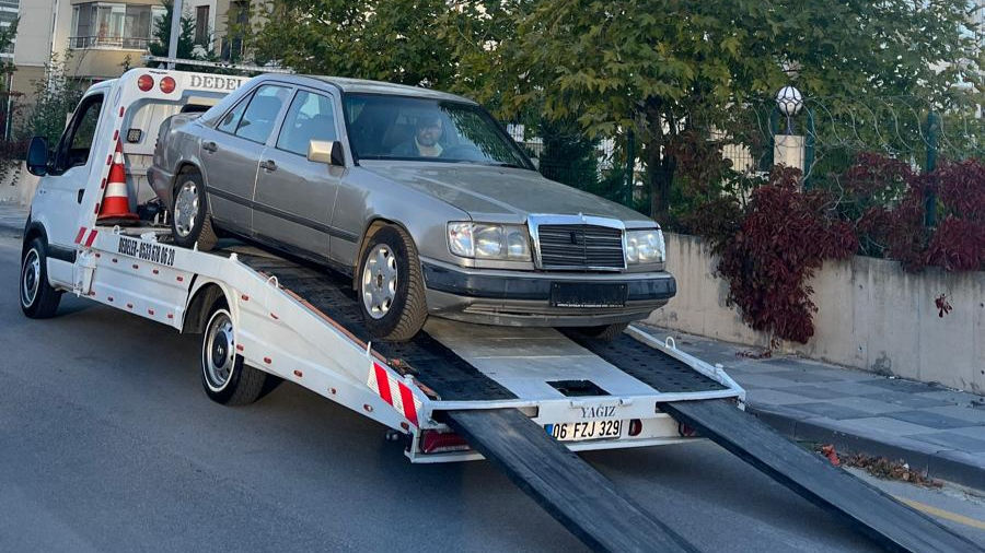 Dedeler Oto Kurtarma çekicisine yüklenen klasik Mercedes otomobil.