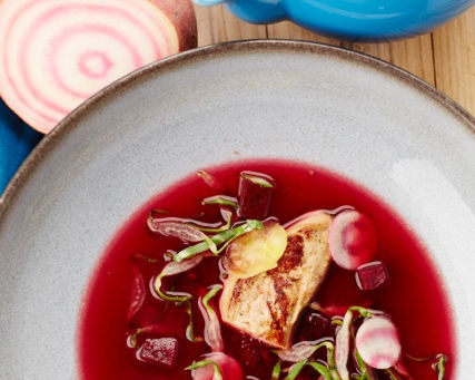 Bouillon van rode biet en ossenstaart