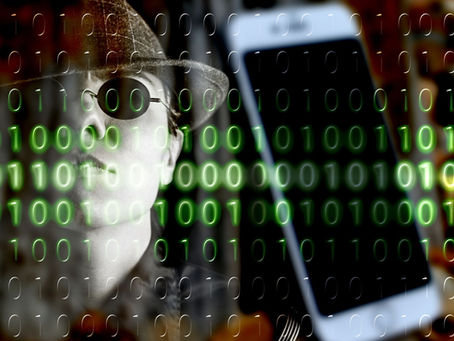 Smartphone im Vordergrund, hinten ein Gesicht mit Hut und dunkler Brille und Zahlencodes.