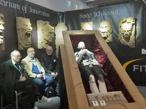 Ein Sarg mit einem 3D-gedruckten Schneewittchen