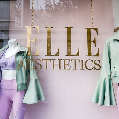 a-window-display-of-a-women-s-athletic-f_oHwya0zNSZanTFrk4B83zg_FSBZB7FVSSqOeRPChqN2FQ.jpe