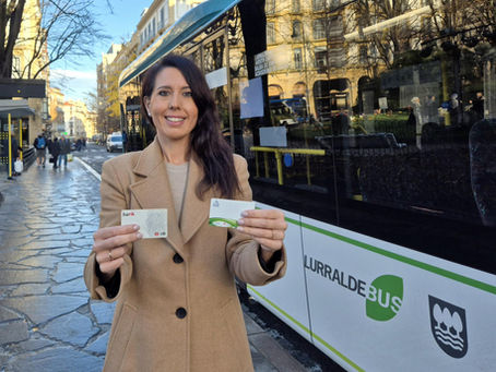 Azahara Domínguez diputatuak abenduaren 16tik aurrera Lurraldebusen Bat eta Barik txartelekin ordaindu ahal izango dela iragarri du