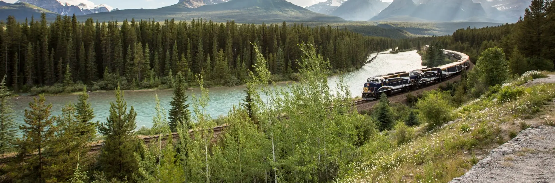 train luxueux au bord d'une rivière