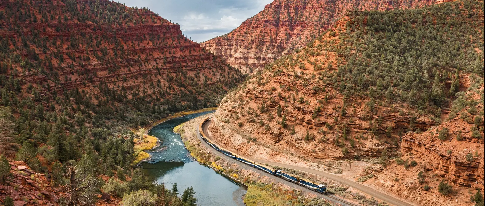 train luxueux dans un canyon