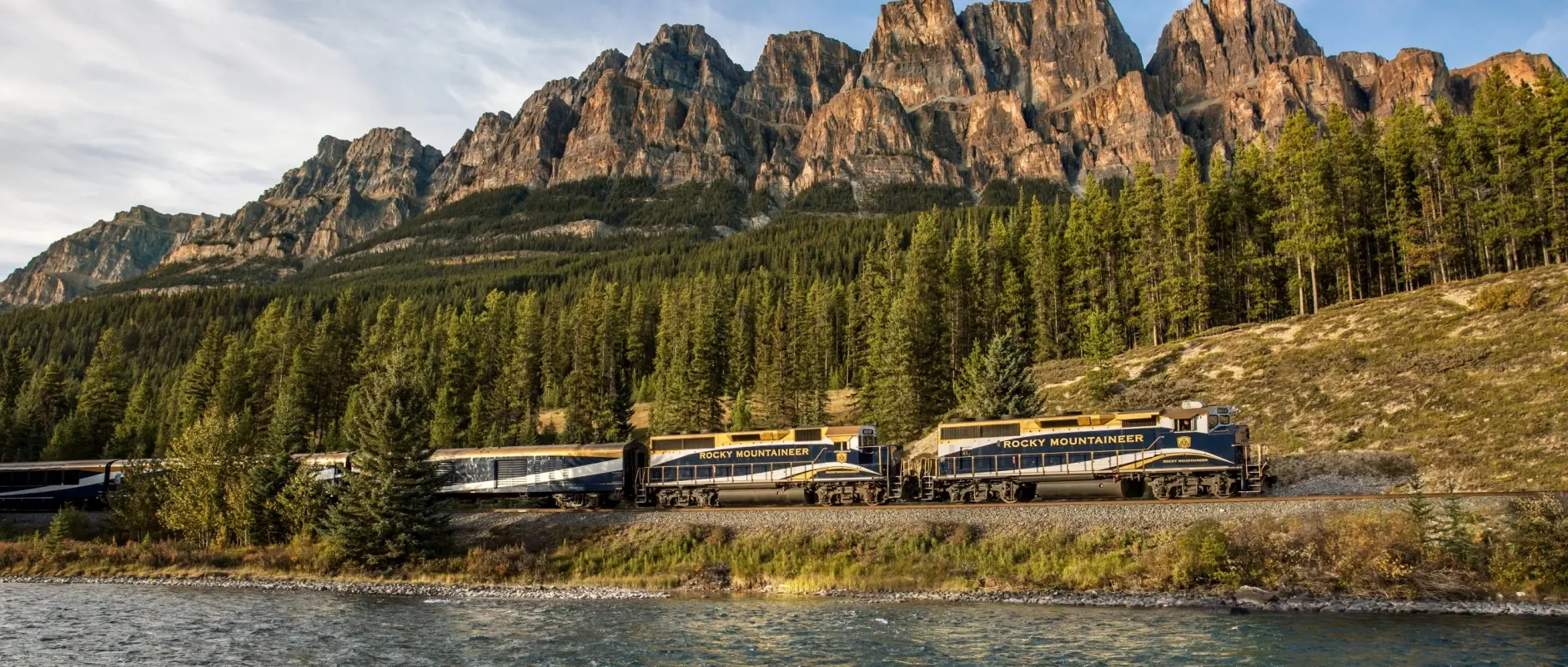 train luxueux au bord d'une rivière