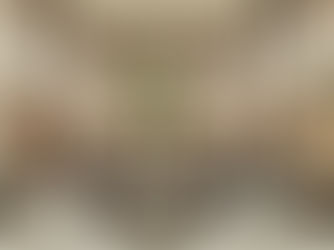 Restaurant élégant avec tables vides, chaises en cuir brun et vert. Arcs blancs, plantes vertes et sol à carreaux noir et blanc. Ambiance calme.