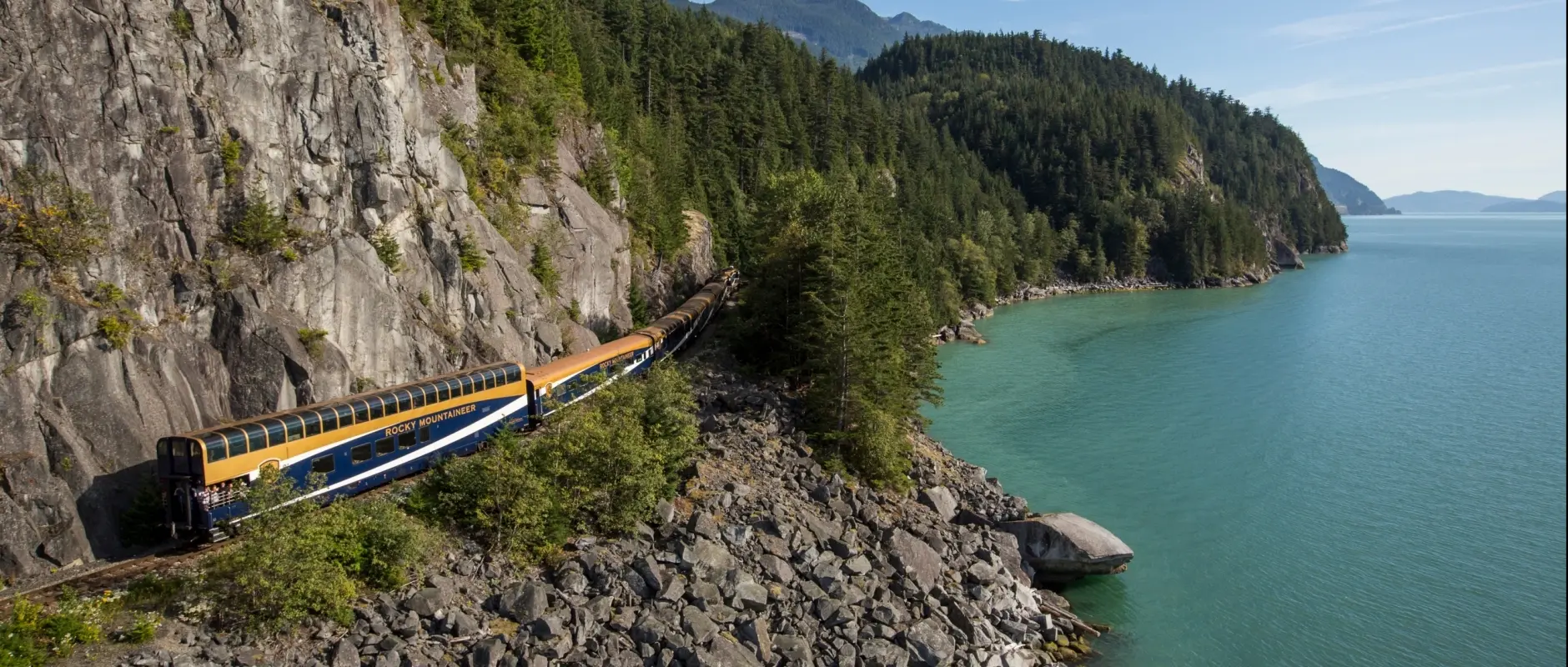 train luxueux au bord d'une rivière