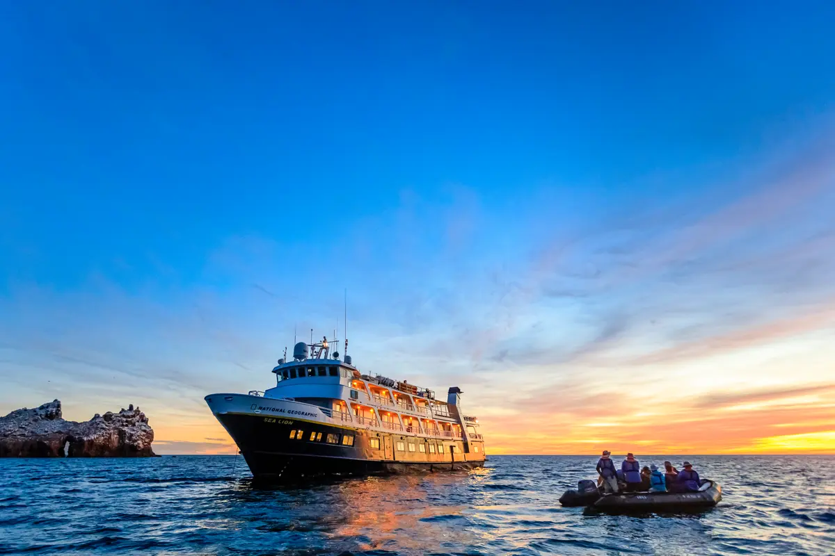 Croisière d'expédition au coucher du soleil