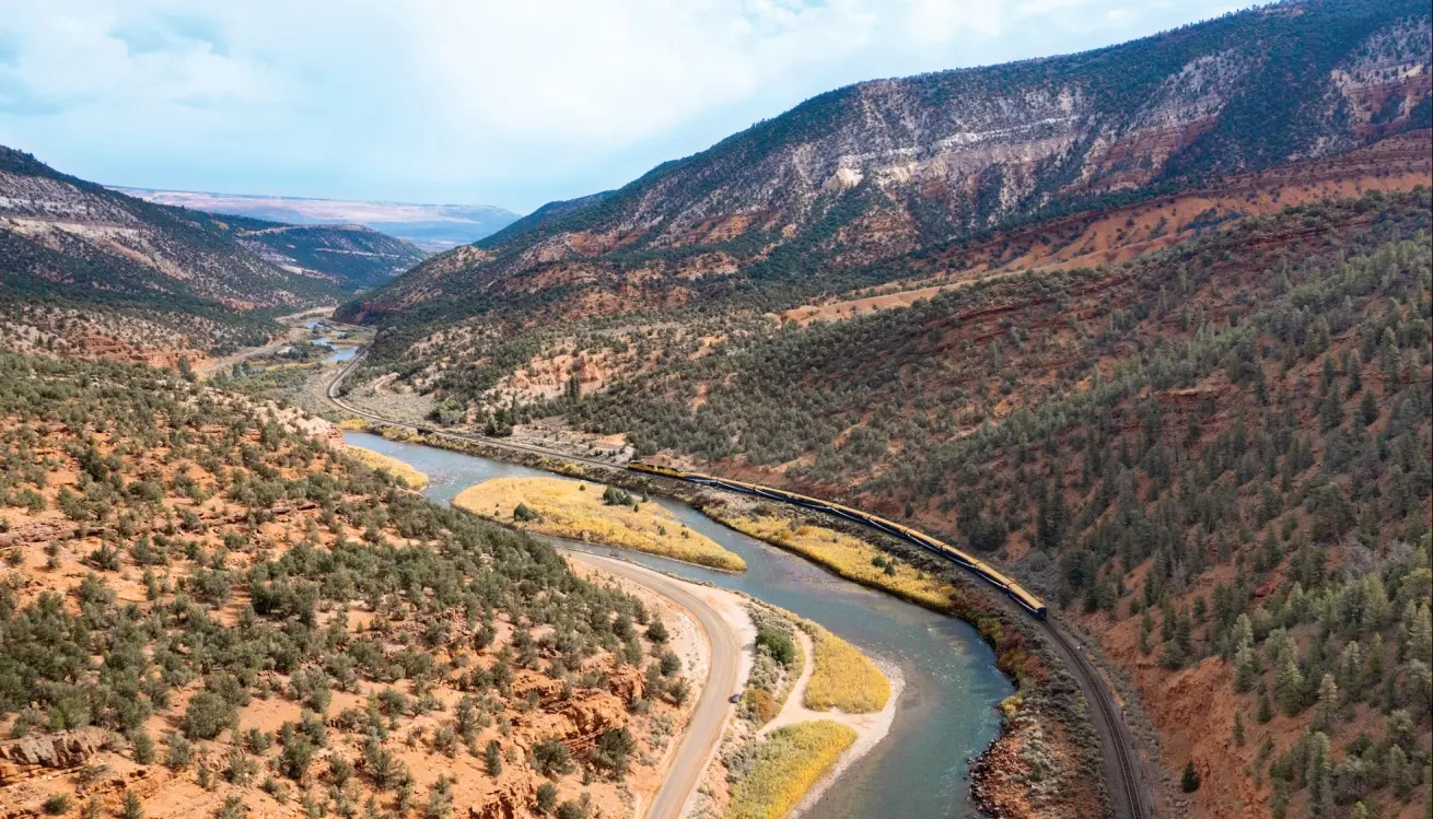 train luxueux au bord d'une rivière