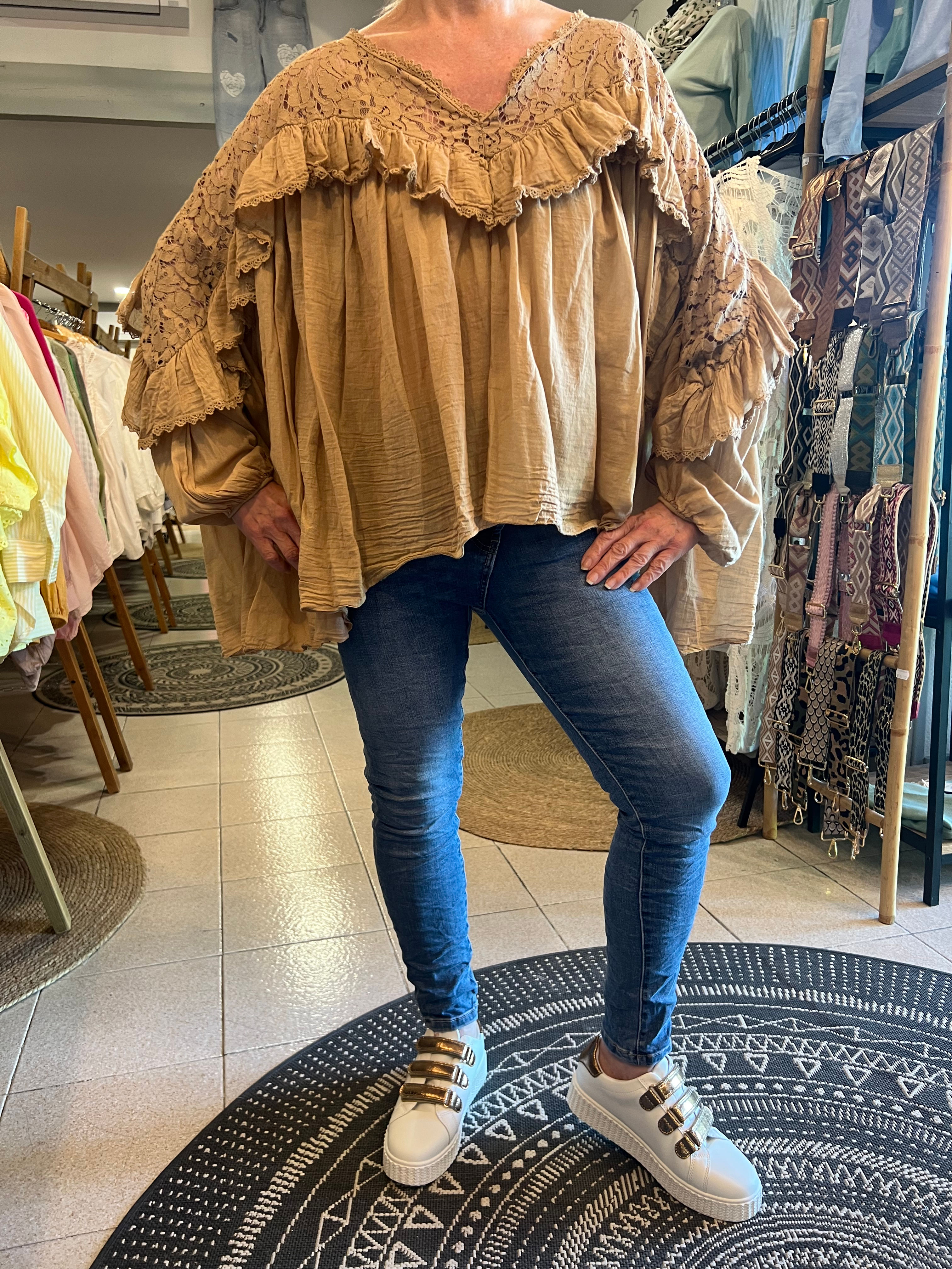 Blouse avec dentelle et volant