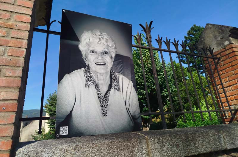 Photo exposé sur une grille de la ville