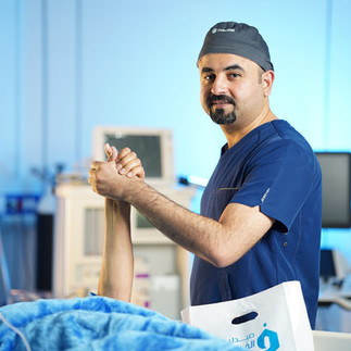 دكتور رضوان توفيق مع احد المرضى بعد نجاح عملية زرع دعامة ذكرية